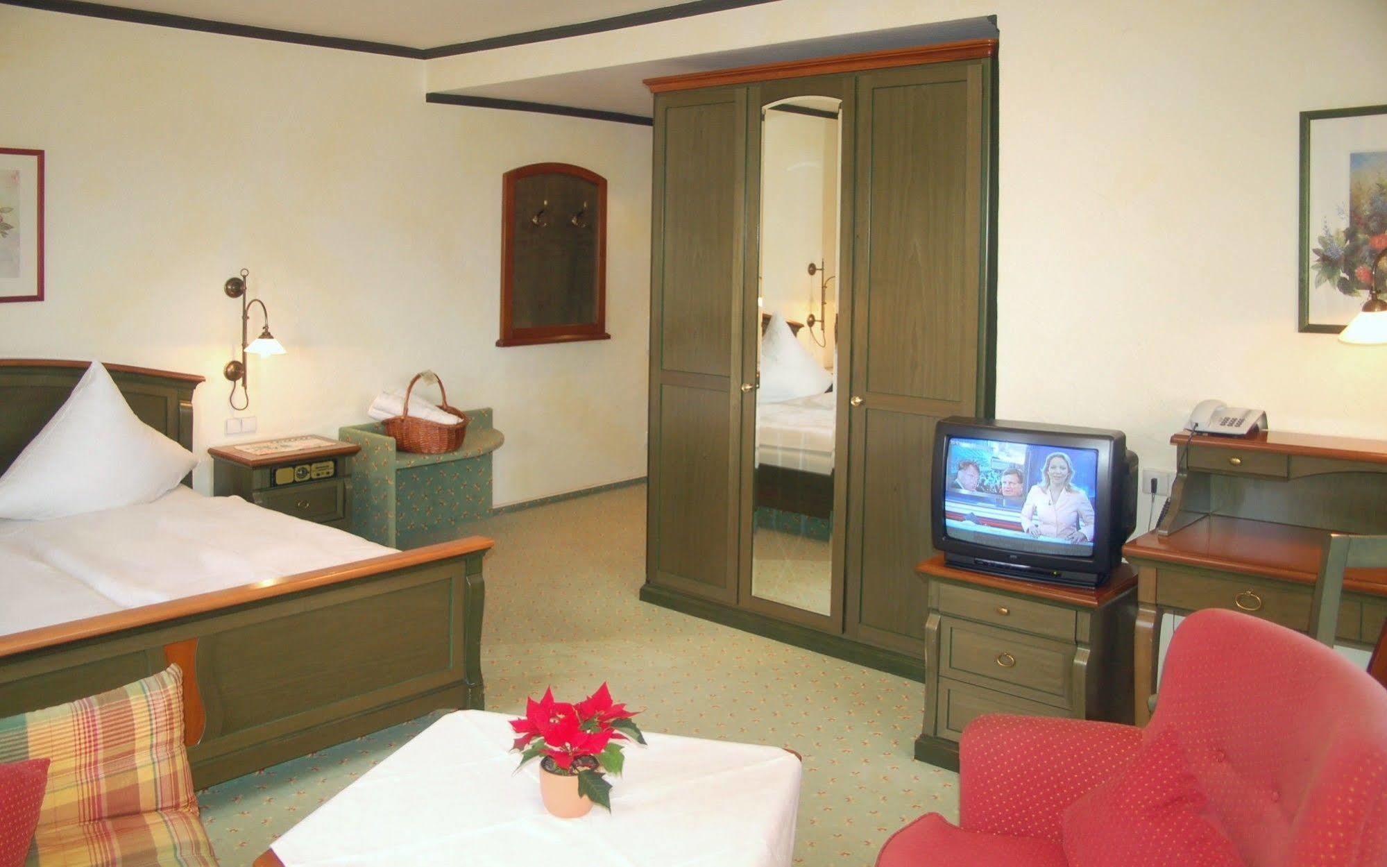 Hotel Gruener Wald ฟรอยเดนชตัดท์ ภายนอก รูปภาพ